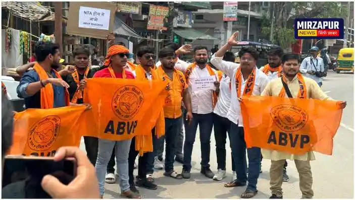 ABVP workers expressed their anger against NTA in Bhadohi and protested