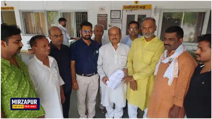 Sonbhadra trade delegation submitted a memorandum addressed to the Chief Minister