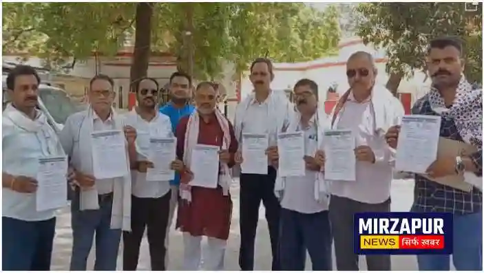 congress-protested-against-the-mismanagement-prevailing-in-mirzapur-divisional-hospital